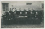 Geistliches Professorencollegium einer nicht bezeichneten höheren Schule in Meran (wohl der Englischen Fräulein am Sandplatz). Gelatinesilberabzug 9 x 14 cm ohne Impressum, um 1925.  Inv.-Nr. vu914gs00786vu914gs00787