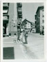 Vigili Urbani, dt. Verkehrspolizisten der Polizia Municipale, dt.: Stadtpolizei bei einem Verkehrsregelungsposten in Cortina d'Ampezzo, Provinz Belluno, Rep. Italien. Gelatinesilberabzug 7 x 10 cm um 1935 (wohl Amateuraufnahme).  Inv.-Nr. vu710gs00002