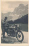 Tiroler Alpinist mit Kletterseil am Motorrad der Marke Puch 250 S Bj. 1932 wohl in Selva di Cadore und der Monte Pelmo (3.168 m s.l.m.) im Pelmostock der Dolomiten. Gelatinesilberabzug 9 x 14 cm (Amateuraufnahme) um 1935.  Inv.-Nr. vu914gs01197