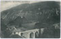 Steinbogenbrücke der Fernpassstraße über den Fernsteinsee und Gasthof „Schloss Fernsteinsee“ gegen Ruine Sigmundsburg auf der Insel. Lichtdruck 9 x 14 cm; Impressum: Josef Sonnweber, Imst 1906.  Inv.-Nr. vu914ld00162