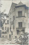 Straßenfassade der Ansitze Rizol und Sternbach (v.l.n.r.) in Mühlau, Stadtgemeinde Innsbruck, Sternbachplatz 1 bzw. 2. Gelatinesilberabzug 9 x 14 cm; Aufnahme und Verlag A(lfred). Stockhammer, Hall in Tirol 1909.  Inv.-Nr. vu914gs00494