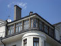 Verglaste Mansarde vom 1910 im Heimatstil errichteten Miethaus Haydnplatz Nr 1 Ecke Ehzg.-Eugen-Straße, Innsbruck-Saggen, mit barockisierenden und sezessionistischen Formen. Digitalphoto; © Johann G. Mairhofer 2014.  Inv.-Nr. 2DSC00041