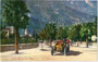 Mit einem Phaeton des belgischen Fabrikats Metallurgique unterwegs in der via della Stazione in Riva am Gardasee. Photochromdruck 9 x 14 cm; L. Farina, Riva (Aufnahme); Paul Bender, Zürich (Verlag) um 1910.  Inv.-Nr. vu914pcd00237