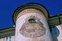 Gerundeter Treppenturm mit freskierter Sonnenuhr am Ansitz Liebenegg von 1601 in Innsbruck-Wilten, Liebeneggstraße 2; Farbdiapositiv 24 x 36 mm; © Johann G. Mairhofer 1998.  Inv.-Nr. dc135fuRA679.1_24