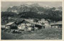 Gehöfte in Cortina d'Ampezzo, Provinz Belluno, Italien (bis 1919 Bzk. Ampezzo, Gef. Grafsch. Tirol) gegen die Tofane in den Dolomiten. Lichtdruck 9 x 14 cm; Impressum: A(ntonia). Zardini, Cortina d'Ampezzo, postal. befördert 1931.  Inv.-Nr. vu914ld00324