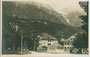 Kaiserjägerstraße beim Haus Nr. 40 Ecke Richard-Wagner-Straße im Saggen, Stadt Innsbruck und Gleiskörper der ehem. Linie 1 (Stadtbahn bzw. Saggenlinie). Gelatinesilberabzug 9 x 14 cm ohne Urhebernachweis um 1920.  Inv.-Nr. vu914gs01143