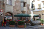 Café „Birgit“ beim Sigmundbrunnen mit Skulptur Ehzg. Sigmund von Tirol darstellend von Akad. Bildhauer Franz Pöhacker (1927 Graz – 2021 Hall i.T.) am Unteren Stadtplatz in Hall in Tirol. Digitalphoto; © Johann G. Mairhofer 2013.  Inv.-Nr. 1DSC07316