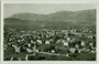 St. Johann im Dorf, ehem. Malgrei der 1911 mit der Stadt Bozen vereinigten Gemeinde Zwölfmalgreien gegen Eisack (links) Überetsch und Mendelgebirge, Gelatinesilberabzug 9 x 14 cm; Impressum: Libreria Rinfreschi, Bolzano um 1930.  Inv.-Nr. vu914gs01157