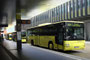 Postbusse am Bussteig entlang vom Gebäude des Verkehrsverbundes Tirol, Sterzinger Straße 3 (südwestl. vom Hauptbahnhof anschließend), rechts das Hotel „Ibis“. Digitalphoto; © Johann G. Mairhofer 2012.  Inv.-Nr. 1DSC04839