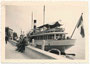 Ehem. Dampfschiff (heute Motorschiff) "G(iuseppe). Zanardelli“, erbaut 1903 von Escher Wyss, Zürich angelegt am Kai eines nicht bezeichneten Gardaseehafens. Gelatinesilberabzug 6 x 9 cm, dat. 1938 (Amateuraufnahme).  Inv-Nr. vu609gs00036