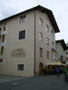 Seitentrakt der Bezirkshauptmannschaft Kitzbühel, Hinterstadt Nr. 28; ehem. darin Atelier des Photographen, Stadtkapellmeisters, Feuerwehrhauptmann u.v.a.m. Anton Rothbacher (1890-1936). Digitalphoto; © Johann G. Mairhofer 2015.  Inv.-Nr. 2DSC03053