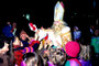 Gabenspende durch einen Akteur als Heiliger NIkolaus in Sarnthein im Sarntal, Autonome Provinz Bozen-Südtirol. © Privatarchiv Johann G. Mairhofer 2008.