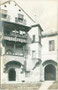 Gartenfassade vom Ansitz Sternbach in Mühlau (1940 der Stadt Innsbruck eingemeindet worden), Sternbachplatz 2 (links). Gelatinesilberabzug 9 x 14 cm; Aufnahme und Verlag A(lfred). Stockhammer, Hall in Tirol 1909.  Inv.-Nr. vu914gs00498