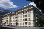 Mehrparteienwohnhaus Schillerstraße 21 in Innsbruck-Saggen, errichtet im Heimatstil 1925-1927 von der Tiroler Landesbaudirektion nach Plänen von Hans Menardi (1885-1955). Digitalphoto; © Johann G. Mairhofer 2014.  Inv.-Nr. 2DSC00287
