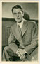 Bühnen- und Filmschauspieler, Hörspielregisseur und Schauspiellehrer Hermann Brix (1912 Innsbruck - 1982 ebda.). Gelatinesilberabzug 9 x 14 cm; Starpostkarte aus dem Ross-Verlag, Berlin um 1940. Inv.-Nr. vu914gs01147