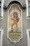 Darstellung eines Saltners (Weinhüter) mit Hellebarde und Schloss Tirol an der Fassade vom Haus der ehem. Weinhandlung Benedikt FRITZ, Pradler Str. 36 in Pradl. Stadtgemeinde Innsbruck. Digitalphoto; © Johann G. Mairhofer 2013.  Inv.-Nr. 1DSC06119