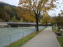 Hans-Psenner-Steg (vorm. Weiherburgsteg) in Innsbruck, eine überdachte Holzbrücke nur für Fußgänger und Radfahrer über den Inn von der rechtsufrigen Franz-Greiter-Promenade aus. Digitalphoto; © Johann G. Mairhofer 2015.  Inv.-Nr. 2DSC03496