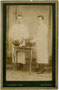 Zuckerbäcker (Konditoren) in berufstypischer Arbeitskleidung mit Handwerksgerät (u.a. Rührschüssel und Waage). Albuminabzug auf Untersatzkarton 10,5 x 6,3 cm (Visitformat). Aufnahme: Mathias Zipperle, Rattenberg 1890.  Inv.-Nr. vuVIS-00067