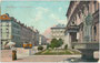 Straßenbahntriebwagen beim Landesmuseum Ferdinandeum mit einem von zwei Zierbrunnen in Innsbruck, Museumstraße 15. Photochromdruck 9 x 14 cm; Verlag K(arl). Redlich, Innsbruck 1910-11.  Inv.-Nr. vu914pcd00331