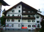 Hotel "Tyrol" (b.a.w. außer Betrieb) mit zweifach rückspringender Fassade und Stilelementen der Neuen Sachlichkeit (auch sog. „Tiroler Moderne“) in Kitzbühel, Josef-Pirchl-Str. 14. Digitalphoto; © Johann G. Mairhofer 2015.  Inv.-Nr. 2DSC02670