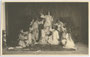 "Blumenreigen - Fasching im Institut der Englischen Fräulein 1926" (Frauenorden Congregatio Jesu CJ in Meran, heute Mädchenheim des Landes Südtirol), Gelatinesilberabzug 9 x 14 cm (wohl Amateuraufnahme).  Inv.-Nr. vu914gs00784