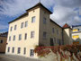 Ansitz Leopart („Leopardischlössl“) von Südosten, heute mit Zubauten Schülerheim des Tiroler Bauernbundes in Innsbruck-Pradl, Gabelsbergerstraße 3 (Adresse vormals Egerdachstraße 13). Digitalphoto; © Johann G. Mairhofer 2011.  Inv.-Nr. 1DSC02370