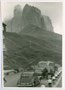 Grödental- und Sellajochstraße SS 242 im Gemeindegebiet von Wolkenstein in Gröden und die Langkofelgruppe in den Dolomiten, Südtirol. Gelatinesilberabzug 13 x 18 cm ohne Impressum 1954 (wohl Amateuraufnahme).  Inv.-Nr. vu138gs00003