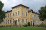 Heute denkmalgeschützte Volksschule in Kitzbühel, Schulgasse 2 mit Elementen des Historismus und des Heimatstils 1906/07 erbaut worden. Digitalphoto; © Johann G. Mairhofer 2015.  Inv.-Nr. 2DSC02612