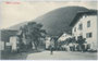 Dorfplatz in Vahrn bei Brixen am Eisack, Gbz. und Bzk. Brixen, Gefürst. Grafsch. Tirol (heute Autonome Provinz Bozen-Südtirol). Lichtdruck 9 x 14 cm; Impressum: Stengel & Co., Dresden 1906.  Inv.-Nr. vu914ld00025