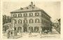 Barocker Gasthof „Zur Post“ in Waidring, Bzk. Kitzbühel, Tirol (1772 Einkehr von W.A. Mozart) und Denkmal Freiheitskrieg 1809. Autotypie 9 x 14 cm, Entwurf ohne Signatur. Illustr. Prospekt- und Kartenverlag Salzburg um 1925.  Inv.-Nr. vu914at00003