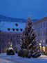 Weihnachtsbaum beim Marienbrunnen von 1877 mit neugotischer Statue am Unteren Stadtplatz in Kufstein, Tirol (1966 abgetragen, 1977 restauriert und wieder aufgestellt). Digitalphoto; © Johann G. Mairhofer 2017.  Inv.-Nr. 2DSC04740