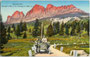 Phaeton des belgischen Fabrikats Metallurgique auf der Karerpassstraße in Welschnofen im Eggental vor der Rosengartengruppe der Dolomiten. Photochromdruck 9 x 14 cm; Verlag Gerstenberger & Müller, Bozen um 1907.  Inv.-Nr. vu914pcd00325