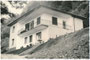 Zweigeschoßiges Mehrgenerationenhaus "Kola" wohl mit Pyramidendach in Kaltern, heute Bez.gem. Überetsch-Unterland, Auton. Prov, Bozen-Südtirol kurz nach Errichtung. Gelatinesilberabzug 10 x 15 cm ohne Impressum, um 1960.  Inv.-Nr. vu105gs00109