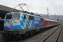 Triebfahrzeug mit Lokbranding "Bayernland" vor Waggongarnitur der DB (Deutsche Bahn) im Hbf Innsbruck (Pendelverkehr zwischen Innsbruck Hbf und München Hbf auf der Mittenwaldbahn. Digitalphoto; © Johann G. Mairhofer.  Inv.-Nr. 1DSC06293