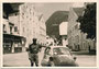 Ausflugs- oder Urlaubsreisender mit seiner BMW Isetta (1955 - 1962) in "St. Michael" (rücks. bez.), wohl von einer Begleitperson aufgenommen worden. Gelatinesilberabzug 9 x 14 cm, Amateuraufnahme dat. "1959".  Inv.-Nr. vu710gs00009