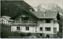 Haus „Schweizer“, wohl Privatzimmervermietung in Oberrasen, Gemeinde Rasen-Antholz, Bezirksgemeinschaft Pustertal, Südtirol. Gelatinesilberabzug 9 x 14 cm ohne Urhebernachweis, möglicherweise Amateuraufnahme um 1965.  Inv.-Nr. vu914gs00711