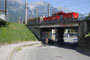Elektrische Verschublok der ÖBB Reihe 1163 im Rangiereinsatz beim Passieren der Stahlbrücke mit Abstützung durch Gerüstpfeiler über der Zufahrtstraße zum Frachtenbahnhof Innsbruck. Digitalphoto; © Johann G. Mairhofer 2013.  Inv.-Nr. 1DSC07173