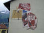 Vertikalsonnenuhr im Wandgemälde von akad. Maler August Stimpfl (1924 Imst - 2010 ebda.) an der Wohnhausanlage Mitterhoferstraße 11 in Pradl, Stadtgemeinde Innsbruck. Digitalphoto; © Johann G. Mairhofer 2013.  Inv.-Nr. 1DSC07070