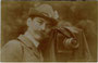 Selbstportrait eines Amateur- oder Berufsphotographen neben wohl seiner eigenen Plattenkamera. Gelatinesilberabzug 9 x 14 cm ohne Urhebernachweis und Ortsbezeichnung um 1905.  Inv.-Nr. vu914gs00077