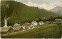 St. Martin in Thurn, ladin. San Martin de Tor im Gadertal, bis 1919 Gbz. Enneberg, Bzk. Bruneck, Gefürst. Grafsch. Tirol gegen Heiligkreuzkofel (2907 m) der Fanesgruppe. Photochromdruck 9 x 14 cm; Joh. F. Amonn, Bozen 1907.  Inv.-Nr. vu914pcd00222