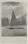 Eissegler auf dem Zeller See im Pinzgau, Salzburg Land. Gelatinesilberabzug 9 x 14 cm; ohne Impressum, postalisch befördert um 1955 (Stempelabschlag unleserlich). Inv.-Nr. vu914gs00857