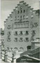 Rathaus der Stadt Kufstein, Oberer Stadtplatz 17 aus dem 16. Jhdt. (im Kern erhalten, nach Umbau 1923 mit Treppengiebelfassade ergänzt). Gelatinesilberabzug 9 x 14 cm; ohne Impressum, um 1950.  Inv.-Nr. vu914gs00562