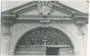 Portalaufsatz am Gebäude der Deutschordenskommende St. Georg in Weggenstein (heute Schülerheim Deutschhaus Marianum). Gelatinesilberabzug 9 x 14 cm; Impressum: A(lfred). Stockhammer, Hall in Tirol 1923.  Inv.-Nr. vu914gs00177