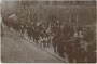 Farbstudenten bei der Fronleichnamsprozession in der Herzog-Friedrich-Straße in der Altstadt von Innsbruck beim Gasthof "Goldener Adler". Gelatinesilberabzug 9 x 14 cm; Impressum: Fritz Gratl, Innsbruck um 1900.  Inv.-Nr. vu914gs00224