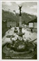 Vereinigungsbrunnen anlässlich der Eingemeindung von Wilten und Pradl 1904 eingeweiht (1940 entfernt worden) am Südtiroler Platz in Innsbruck. Gelatinesilberabzug 9 x 14 cm; Aufnahme/Verlag: Karl Redlich, Innsbruck um 1935.  Inv.-Nr. vu914gs00556