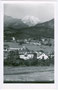 Muttekopf (Parzinn), 2.774 m ü(ber). A(dria) in den Lechtaler Alpen; im Vordergrund Hotel POST. Gelatinesilberabzug 9x14cm; R(udolf). Mathis, Landeck; postalisch gelaufen 1957.  Inv.-Nr. vu914gs00296