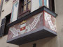 Bozner Stadtwappen an der Stirnseite des von Rudolf Stolz (1874-1960) gestalteten dreistöckigen Erkers vom Gasthof "Weisses Kreuz" in Innsbruck, Herzog-Friedrich-Straße 31. Digitalphoto; © Johann G. Mairhofer 2010.  Inv.-Nr. 1DSC00074