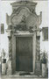 Portal zum Speisesaal im Thöml-Schlössl in Schönegg, Stadtgemeinde Hall, Mitterweg 8. Gelatinesilberabzug 9 x 14 cm; Impressum: A(lfred). Stockhammer, Hall in Tirol 1914.  Inv.-Nr. vu914gs00355