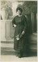 Ganzfigurportrait einer jungen Frau in einer Art Reformkleid. Gelatinesilberabzug 9 x 14 cm; Impressum: Albino Gilli, Fiera di Primiero, Provincia di Trento (Provinz Trient), Italien um 1907.  Inv.-Nr. vu914gs01111