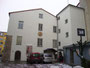 Urkundlich erstmals 1571 erwähnter Ansitz Angerzell im Hinterhof des Landesmuseums Ferdinandeum neben der Kulturinstitution „Treibhaus“ in Innsbruck, Innere Stadt, Angerzellgasse 4. Digitalphoto; © Johann G. Mairhofer 2012.  Inv.-Nr. 1DSC05753